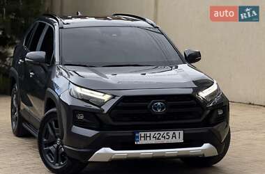 Позашляховик / Кросовер Toyota RAV4 2021 в 