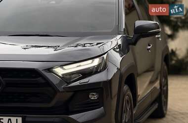 Позашляховик / Кросовер Toyota RAV4 2021 в 