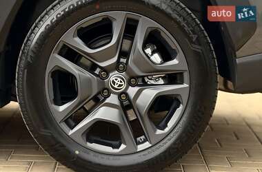 Позашляховик / Кросовер Toyota RAV4 2021 в 