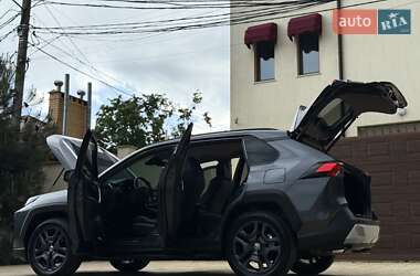 Позашляховик / Кросовер Toyota RAV4 2021 в 