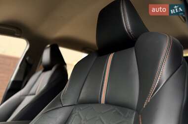 Позашляховик / Кросовер Toyota RAV4 2021 в 