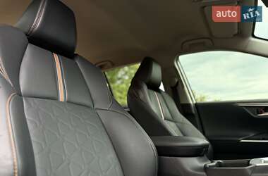Позашляховик / Кросовер Toyota RAV4 2021 в 