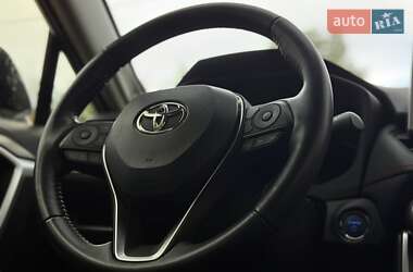 Позашляховик / Кросовер Toyota RAV4 2021 в 