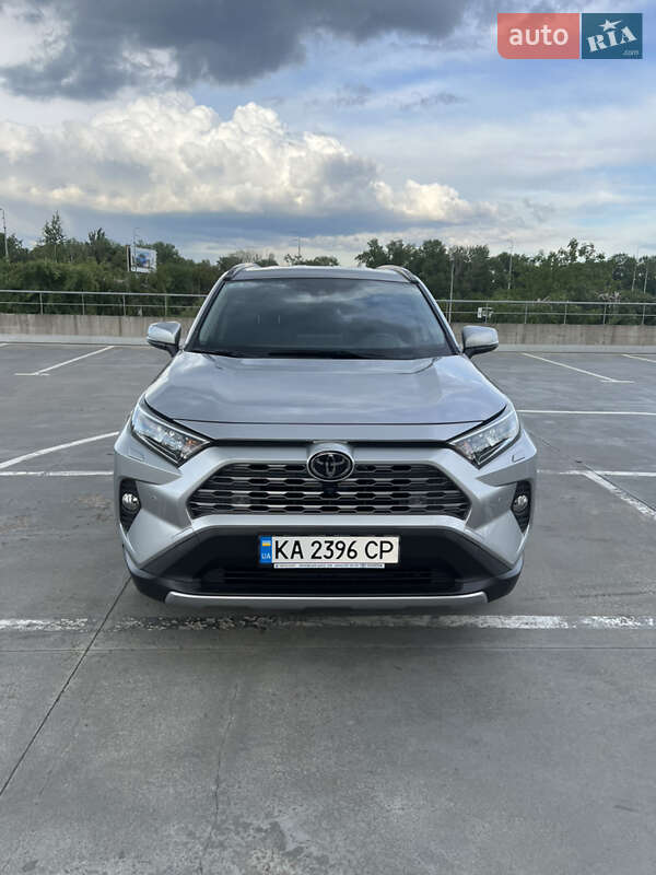 Позашляховик / Кросовер Toyota RAV4 2020 в 