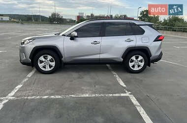 Позашляховик / Кросовер Toyota RAV4 2020 в 