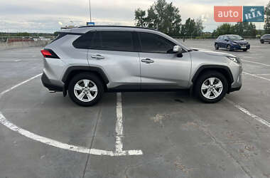Позашляховик / Кросовер Toyota RAV4 2020 в 