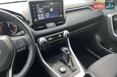 Позашляховик / Кросовер Toyota RAV4 2020 в 