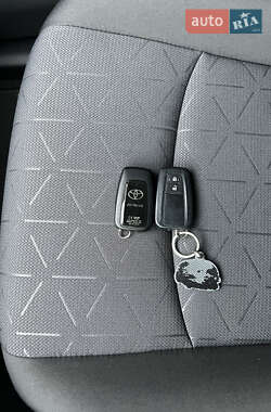 Позашляховик / Кросовер Toyota RAV4 2020 в 