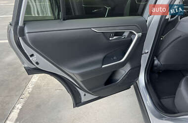 Позашляховик / Кросовер Toyota RAV4 2020 в 