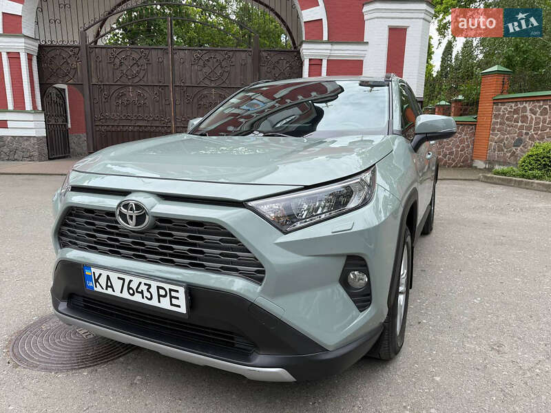 Позашляховик / Кросовер Toyota RAV4 2019 в 