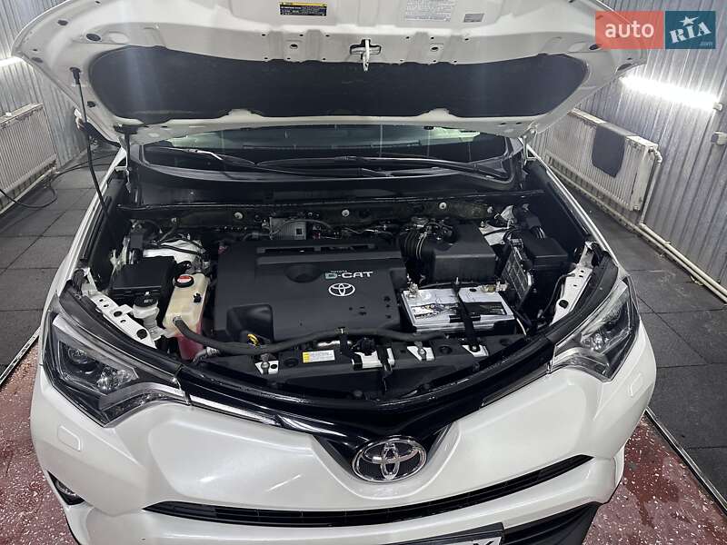 Позашляховик / Кросовер Toyota RAV4 2015 в Сумах