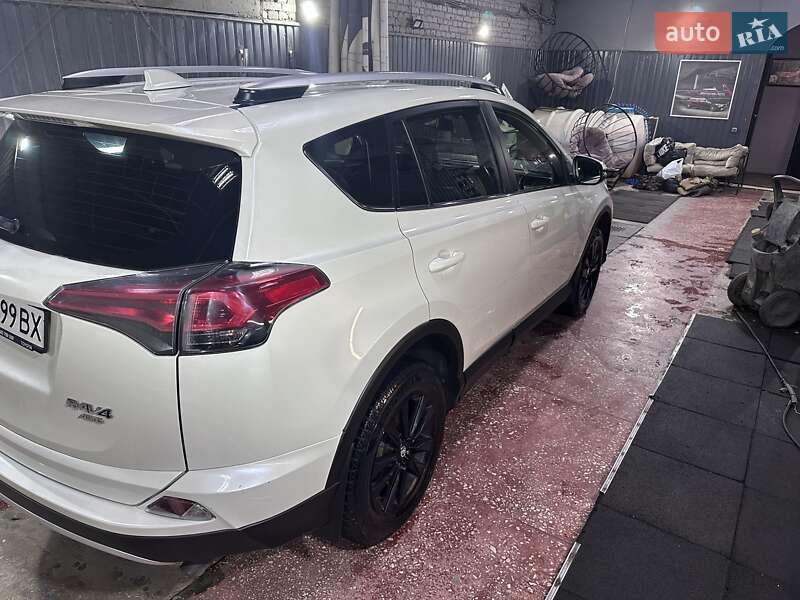 Позашляховик / Кросовер Toyota RAV4 2015 в Сумах