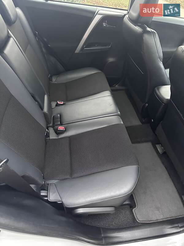 Позашляховик / Кросовер Toyota RAV4 2015 в Сумах