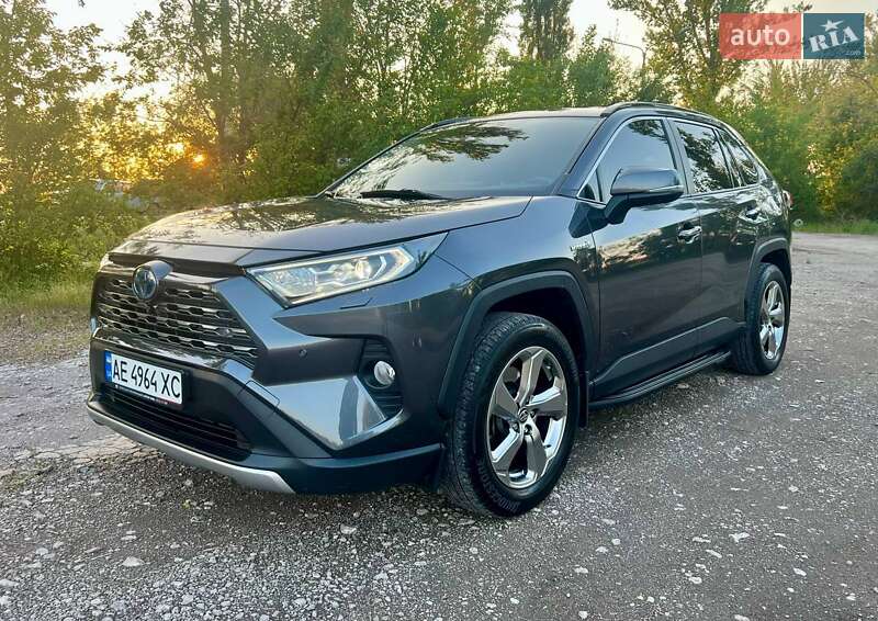 Позашляховик / Кросовер Toyota RAV4 2020 в 