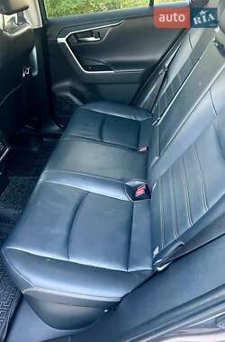 Позашляховик / Кросовер Toyota RAV4 2020 в 