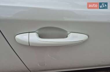 Позашляховик / Кросовер Toyota RAV4 2018 в 