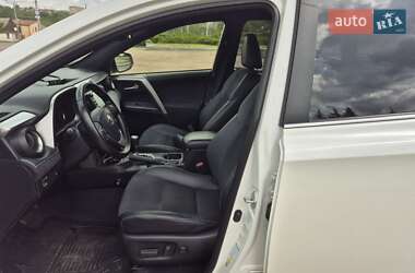 Позашляховик / Кросовер Toyota RAV4 2018 в 