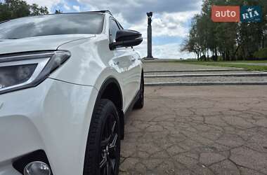 Позашляховик / Кросовер Toyota RAV4 2018 в 
