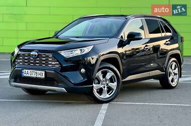 Внедорожник / Кроссовер Toyota RAV4 2020 в Киеве
