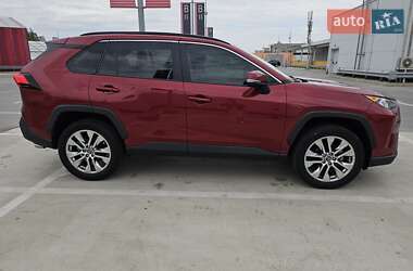 Позашляховик / Кросовер Toyota RAV4 2020 в 