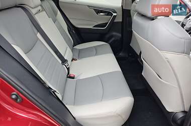Позашляховик / Кросовер Toyota RAV4 2020 в 