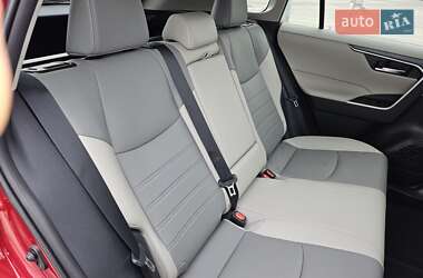 Позашляховик / Кросовер Toyota RAV4 2020 в 
