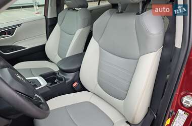 Позашляховик / Кросовер Toyota RAV4 2020 в 