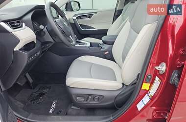 Позашляховик / Кросовер Toyota RAV4 2020 в 
