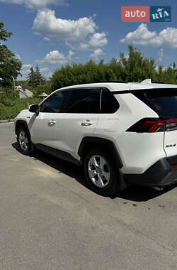Позашляховик / Кросовер Toyota RAV4 2019 в 