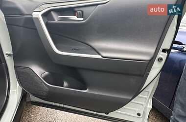 Внедорожник / Кроссовер Toyota RAV4 2019 в 