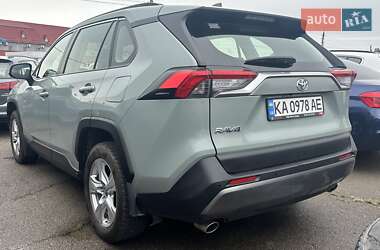 Внедорожник / Кроссовер Toyota RAV4 2019 в 