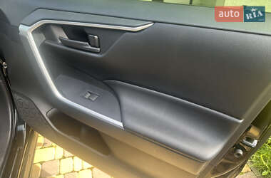 Внедорожник / Кроссовер Toyota RAV4 2020 в 
