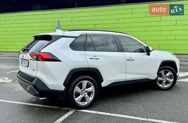 Позашляховик / Кросовер Toyota RAV4 2020 в 