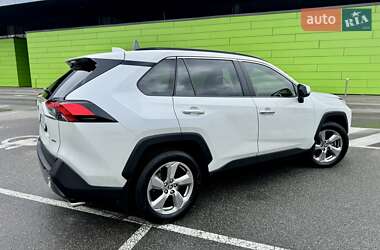 Позашляховик / Кросовер Toyota RAV4 2020 в 