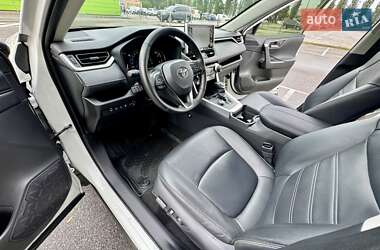 Позашляховик / Кросовер Toyota RAV4 2020 в 