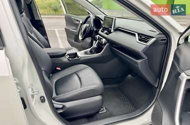 Позашляховик / Кросовер Toyota RAV4 2020 в 