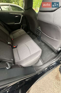Позашляховик / Кросовер Toyota RAV4 2020 в 