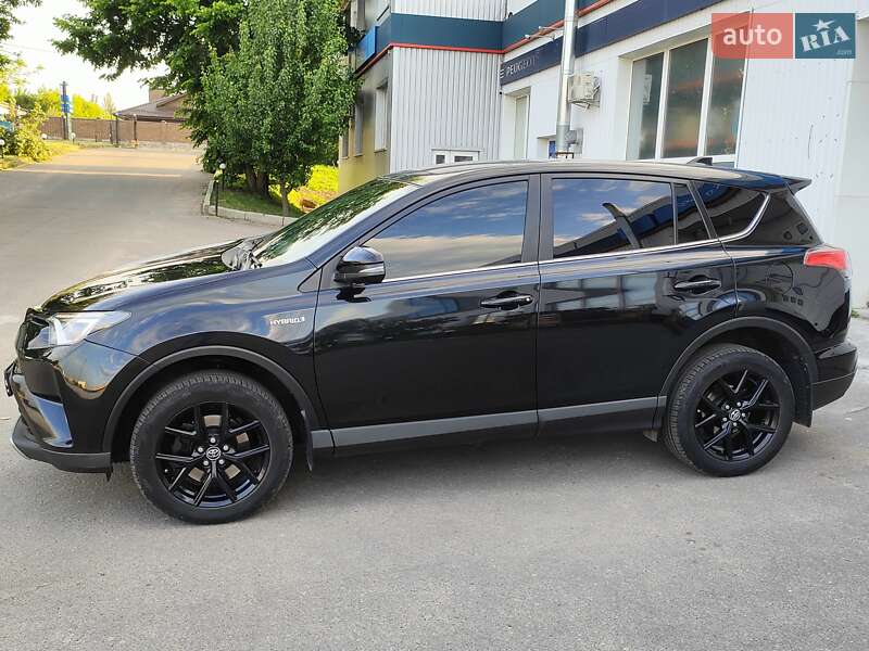 Внедорожник / Кроссовер Toyota RAV4 2018 в 