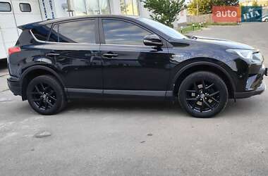 Внедорожник / Кроссовер Toyota RAV4 2018 в 