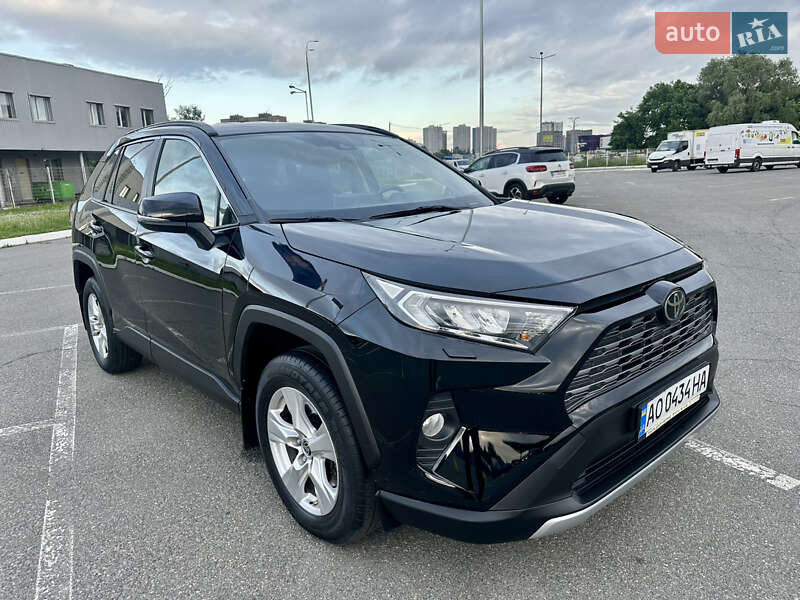 Позашляховик / Кросовер Toyota RAV4 2020 в 