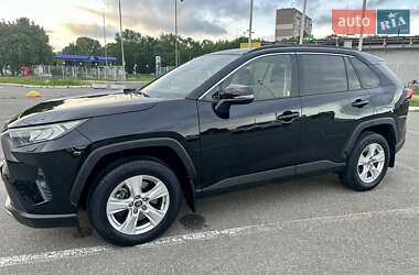 Позашляховик / Кросовер Toyota RAV4 2020 в 