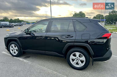 Позашляховик / Кросовер Toyota RAV4 2020 в 