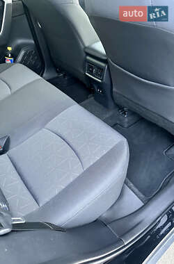 Позашляховик / Кросовер Toyota RAV4 2020 в 