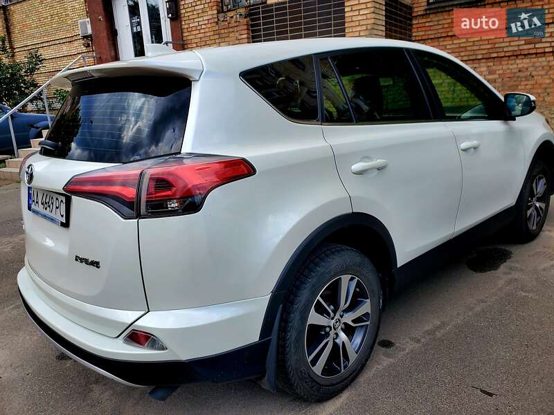 Позашляховик / Кросовер Toyota RAV4 2016 в 