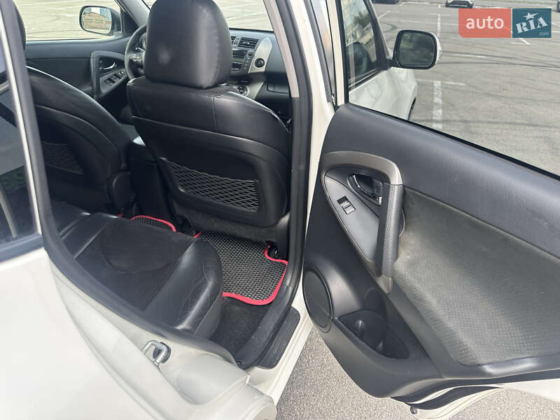 Внедорожник / Кроссовер Toyota RAV4 2010 в Киеве