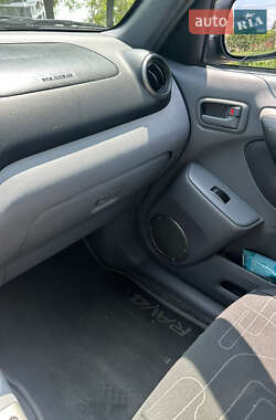 Внедорожник / Кроссовер Toyota RAV4 2002 в 