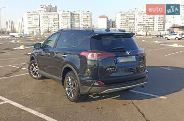 Позашляховик / Кросовер Toyota RAV4 2017 в 