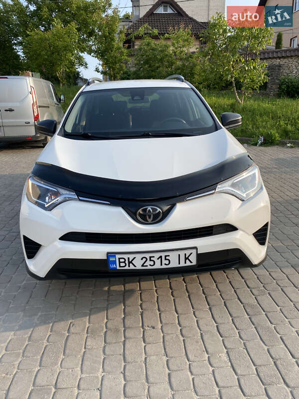 Позашляховик / Кросовер Toyota RAV4 2016 в Рівному