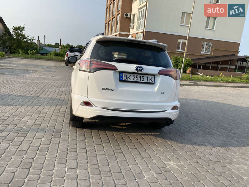 Позашляховик / Кросовер Toyota RAV4 2016 в Рівному