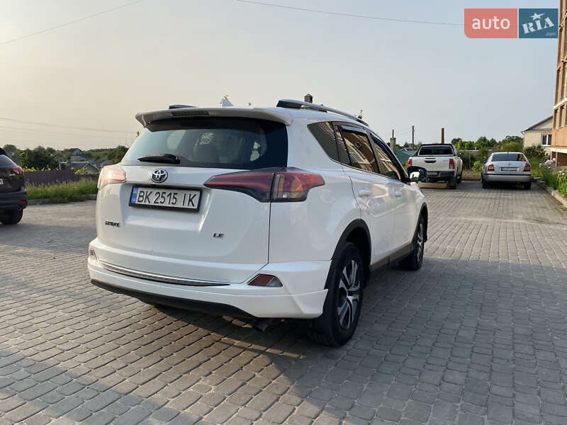 Позашляховик / Кросовер Toyota RAV4 2016 в Рівному